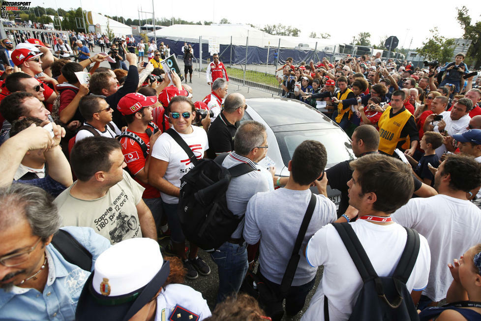 Der Begeisterung der Tifosi tut das freilich keinen Abbruch. Für den Weg in den Paddock müssen Alonso und sein Beifahrer, Betreuer Fabrizio Borra, jeden Tag ein paar Minuten mehr einrechnen.