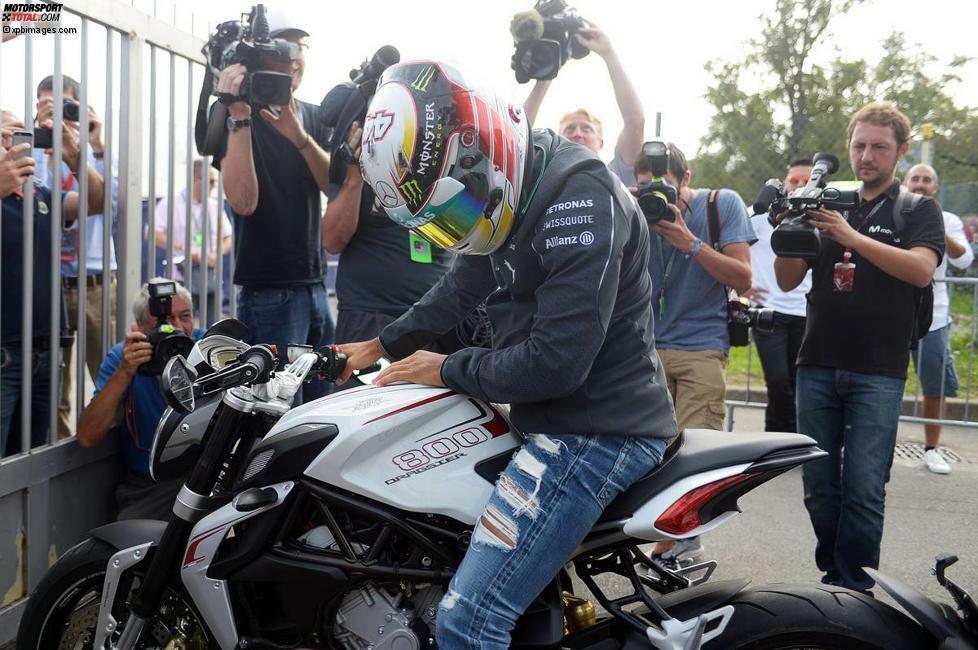 Lewis Hamilton ist da schon schlauer und kommt mit dem Motorrad. Übrigens mit einem italienischen, einer MV Agusta Brutale 800 Dragster. Die Tifosi, das beweist der Trubel um ihn, würden ihn wohl am liebsten auch bald in einem italienischen Rennwagen sehen.