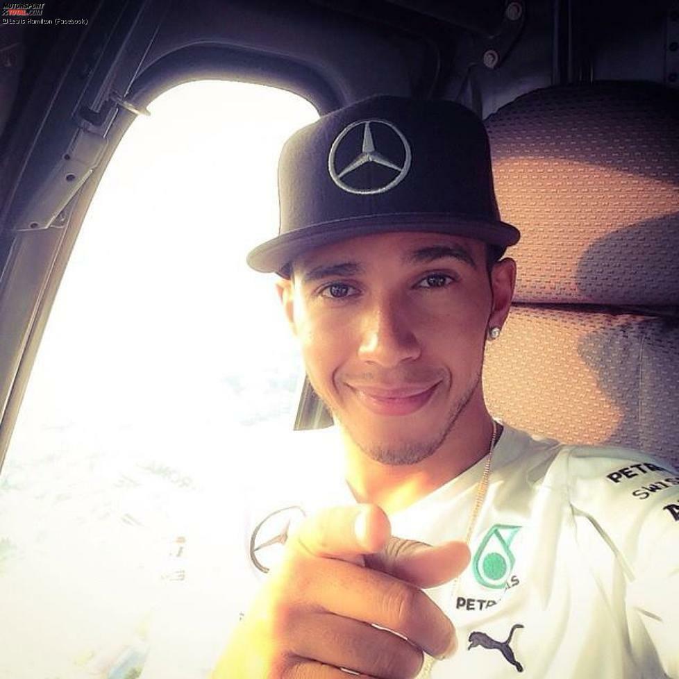 Man gönnt sich ja sonst nichts: Lewis Hamilton bricht nach seinem Sieg mit dem Privatjet von Mailand aus auf. Wahrscheinliches Ziel: Nizza. Lächelt sich nicht schlecht, als frischgebackener Sieger des Italien-Grand-Prix.