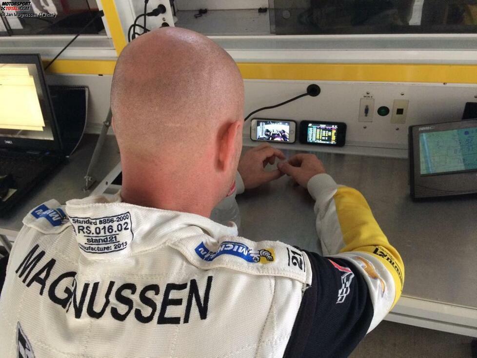 Jan Magnussen fährt WEC in Texas, also fast am anderen Ende der Welt. Zum Glück gibt es Smartphones, um in Trainingspausen zu verfolgen, was Sohn Kevin so mit dem McLaren anstellt.