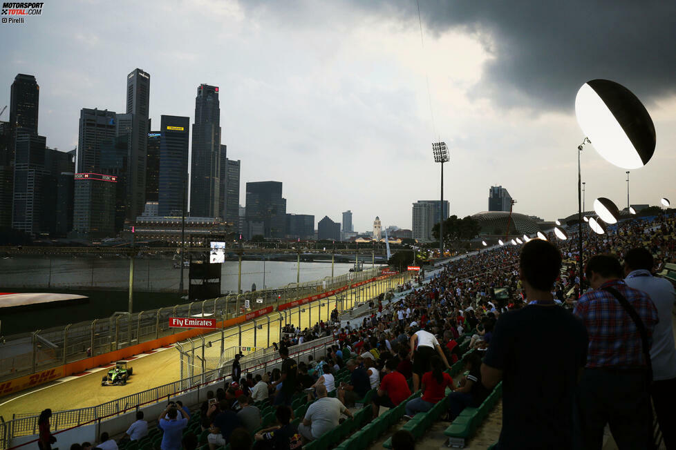 85.000 Zuschauer lassen sich das Nachtrennen nicht entgehen. Einzigartig in Singapur: Die Strecke führt unter einer Tribüne durch.