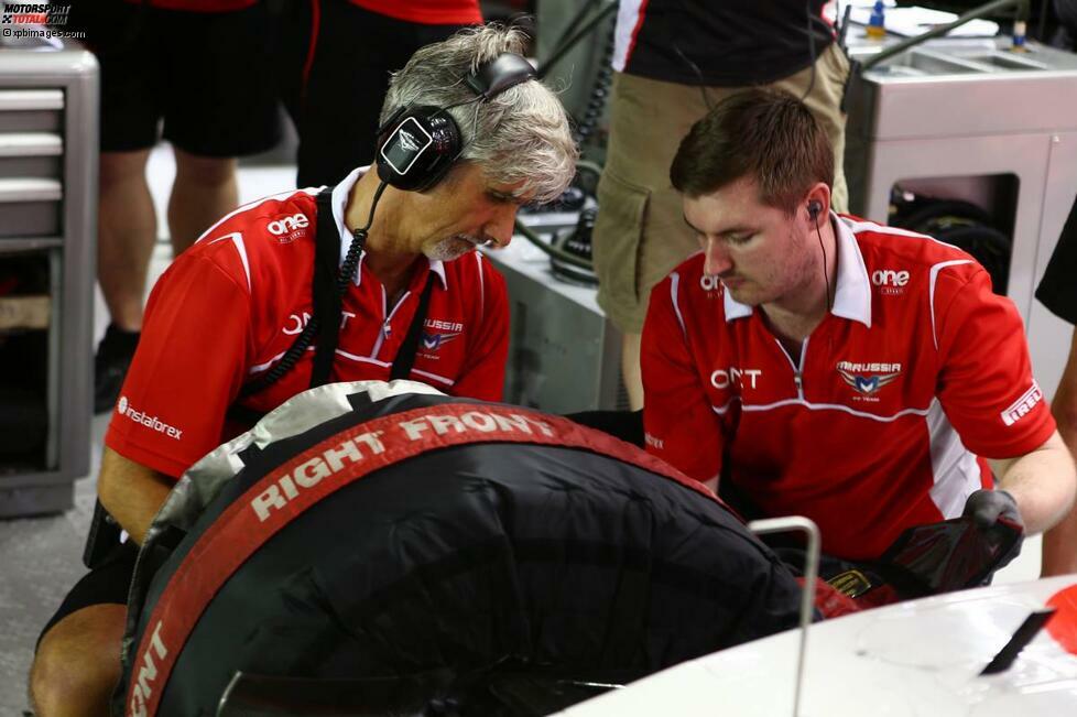 Damon Hill, Weltmeister von 1996, und sein Sky-Kollege Johnny Herbert üben sich für eine TV-Reportage als Mechaniker und schrauben einen Tag lang für das Marussia-Team. Selbst fahren ist den beiden früher leichter gefallen.