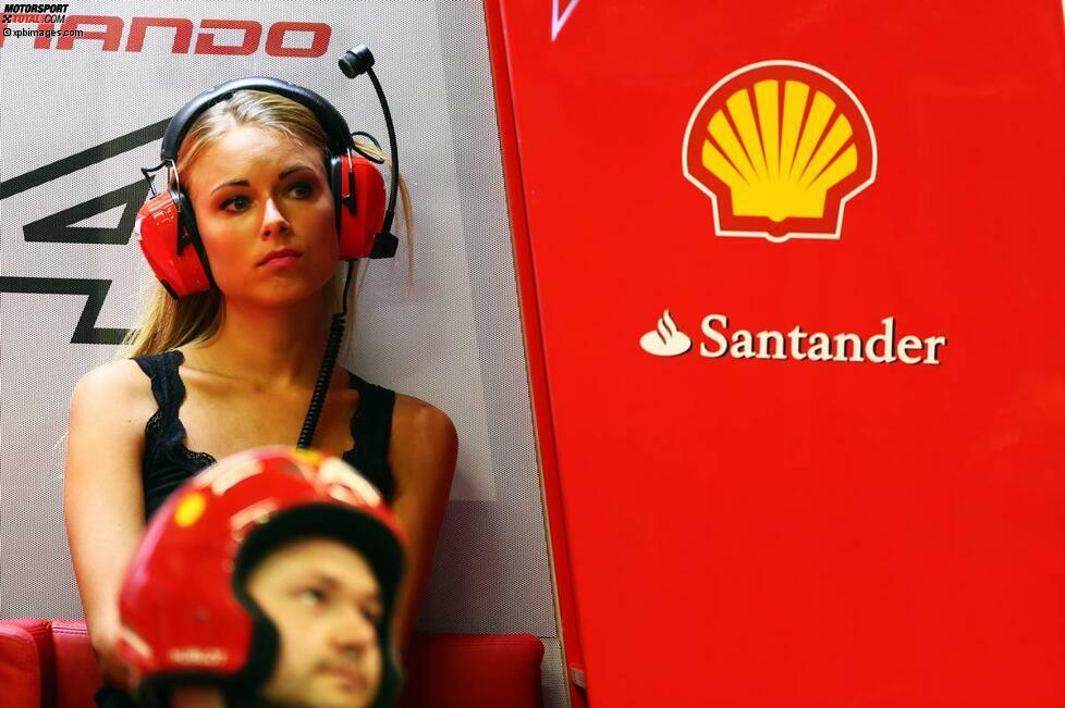 Wenn wir schon bei Blondinen sind: Dascha Kapustina, die Freundin von Fernando Alonso, drückt ihrem Liebsten in der Ferrari-Box die Daumen.