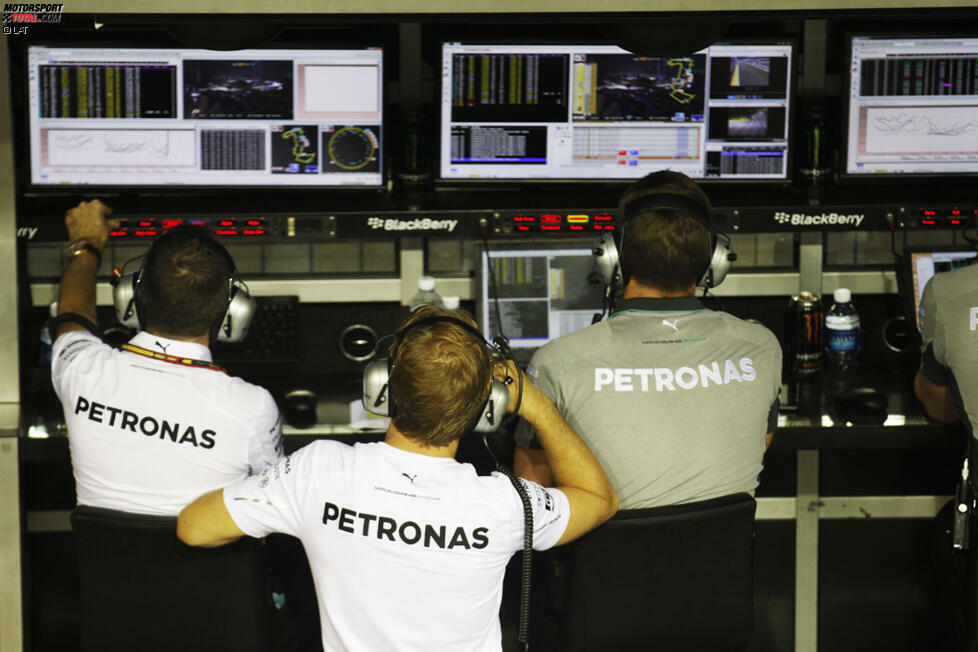 ... und zwar bis hin zum Ausfall: Gespannt schaut Rosberg zu, ob sein Teamkollege und schärfster WM-Rivale Lewis Hamilton die 25 Punkte wirklich ins Trockene bringt. Tut er. Damit Führungswechsel in der Gesamtwertung!