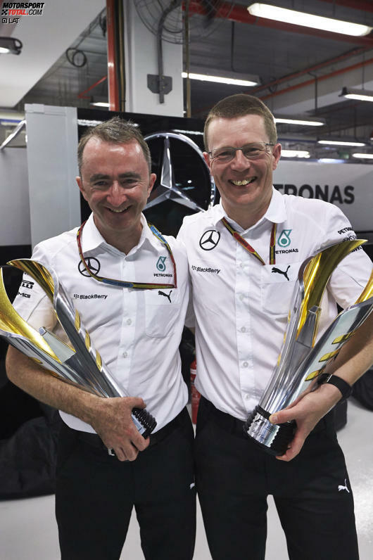 Die Masterminds hinter den Mercedes-Triumphen: Paddy Lowe (Chassis) und Andy Cowell (Antrieb) mit den Siegerpokalen von Singapur.