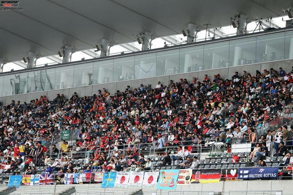 Volle Haupttribüne in Suzuka, und das nicht etwa am Renn-, sondern schon am Donnerstag. Jawohl, richtig gelesen! Die Zeiten, in denen die Eintrittskarten unter über einer Million Bewerber verlost werden müssen, sind aber auch in Japan vorbei. 72.000 trotzen am Sonntag dem miserablen Wetter.