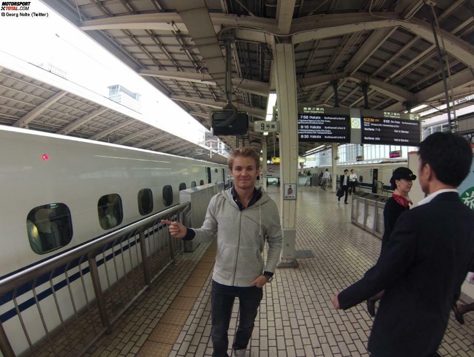 Jenson Button fährt zwar standesgemäß mit blauem Rolls-Royce nach Suzuka, doch die meisten anderen Fahrer kommen per Zug. Der ist in Japan stets pünktlich und superschnell, sodass sich nicht einmal Nico Rosberg für diese Art der Anreise zu schade ist. Tenor: Davon kann sich die Deutsche Bahn eine Scheibe abschneiden!