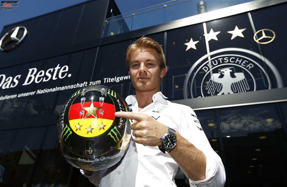 Nur sein Plan, mit WM-Pokal am Helm zu fahren, wird von der FIFA durchkreuzt. Um rechtliche Konsequenzen zu vermeiden, respektiert Rosberg die Ermahnung des Verbandes und ersetzt den Pokal durch den vierten Stern. Der am im DFB-Look daherkommenden Silberpfeil-Motorhome übrigens ganz 