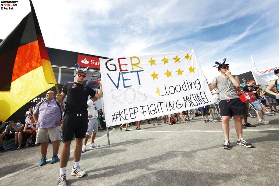 Vier Sterne für Deutschland, vier für Vettel, schon sieben für Schumi, dessen Frau Corinna sich zumindest im Programmheft zu Wort meldet: Hockenheim denkt an seine Helden. Nur Nico Rosberg hat noch ein bisschen Arbeit vor sich.