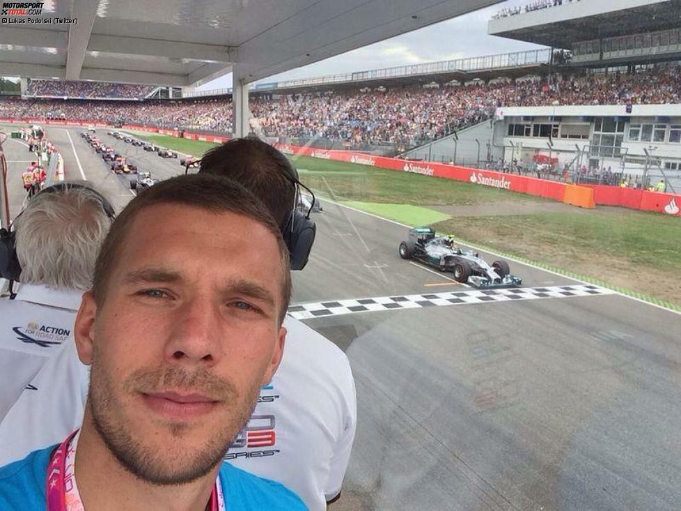Als Fußball-Weltmeister darf man alles: Lukas Podolski beim Start im Tower der Rennleitung. Im Hintergrund startet Charlie Whiting gerade den Grand Prix.