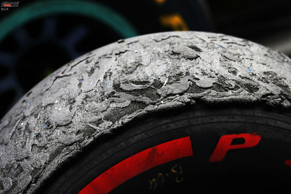 Superweich ist halt zu weich: So sieht ein Pirelli-Reifensatz nach einem Stint aus. Auf der an und für sich schon abgefahrenen Lauffläche kleben lose Gummistücke, die vom Asphalt wieder aufgesammelt werden.