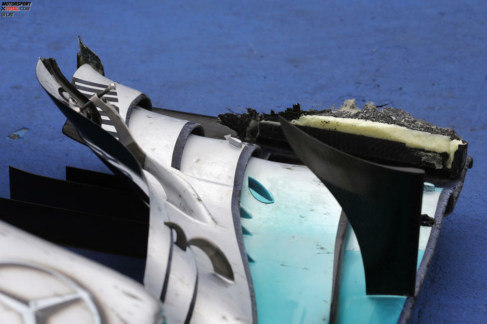 Lewis Hamiltons zerfetzter Frontflügel zeigt: Viele Aero-Elemente bestehen gar nicht aus massiver Kohlefaser, sondern sind innen mit einem luftigen Schaumstoff gefüllt, um Gewicht zu sparen.