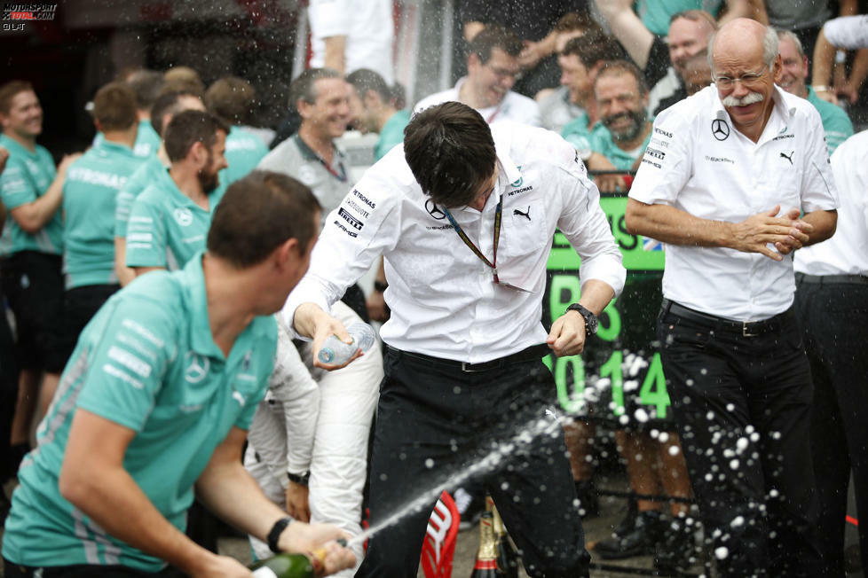 Wenn ein Sieg gefeiert wird, müssen auch die obersten Chefs dran glauben: Toto Wolff und Dieter Zetsche nehmen die Champagnerdusche nach Nico Rosbergs Erfolg aber gern in Kauf. Es ist der erste Heimsieg eines Deutschen in einem deutschen Rennauto seit 75 Jahren!