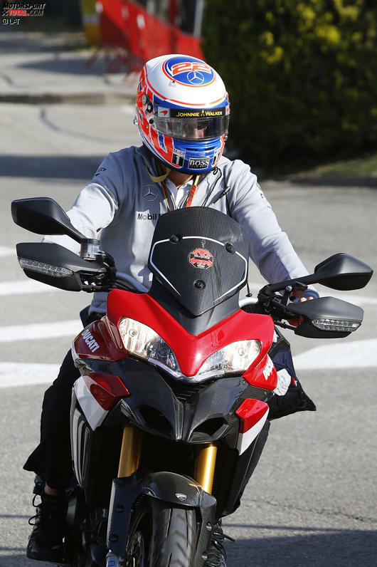 Jenson Button entgeht dem traditionellen Verkehrschaos am Freitag in Barcelona, indem er kurzerhand mit dem Motorrad anreist. Dieses Jahr ist es noch eine Ducati, 2015 dann sicher eine Honda, wetten? Übrigens: Der McLaren-Fahrer trägt auch auf der Straße seinen Formel-1-Helm.