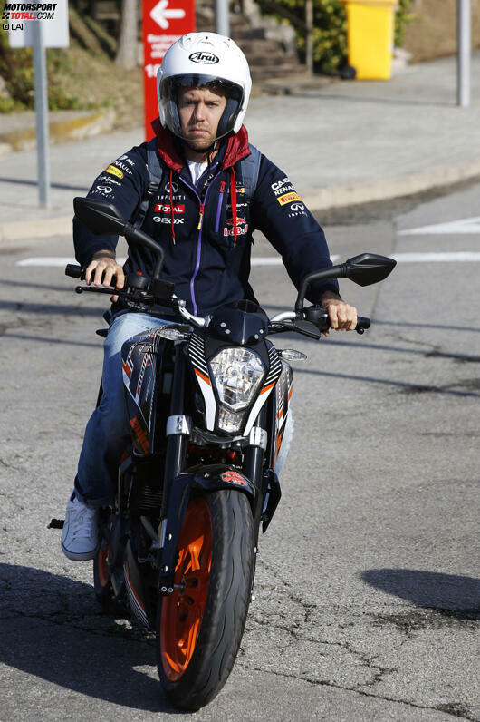 Sebastian Vettel hingegen hat für seine Anfahrt mit dem Bike einen eigenen Helm...