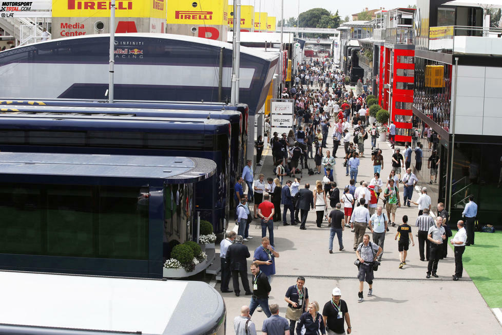 Auftakt der Europa-Saison, das bedeutet auch: Die Teams hausen nicht mehr in einheitlichen Hospitality-Gebäuden, sondern können wieder ihre gigantischen Motorhomes an die Strecke karren. So belebt wie in Barcelona war der Formel-1-Paddock dieses Jahr noch selten.