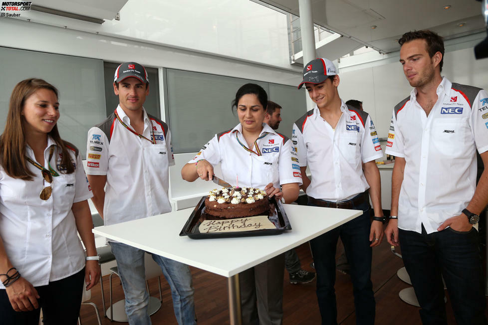 Gemeinsam mit ihren Kollegen Adrian Sutil, Esteban Gutierrez und Giedo van der Garde ist sie dann auch persönlich dabei, als Monisha Kaltenborn ihre Geburtstagstorte anschneidet. Der in Indien geborenen Österreicherin gratulieren wir zum 43er!