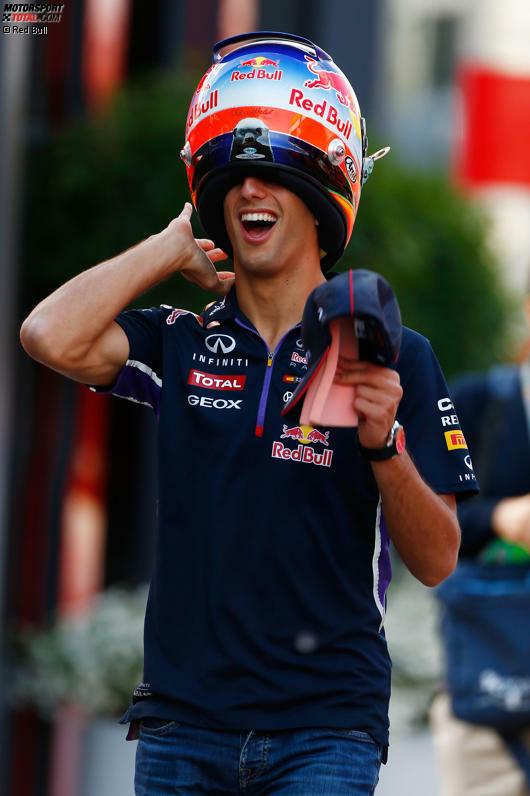 Dort ist im Vorjahr noch Daniel Ricciardo gefahren, der inzwischen als eine der heißesten Aktien auf dem Fahrermarkt gilt, seit er Sebastian Vettel in vier von fünf Qualifyings verblasen hat. Gute Laune hatte der Sonnyboy aus Australien aber schon, bevor er um die Spitzenplätze der Formel 1 fighten konnte.