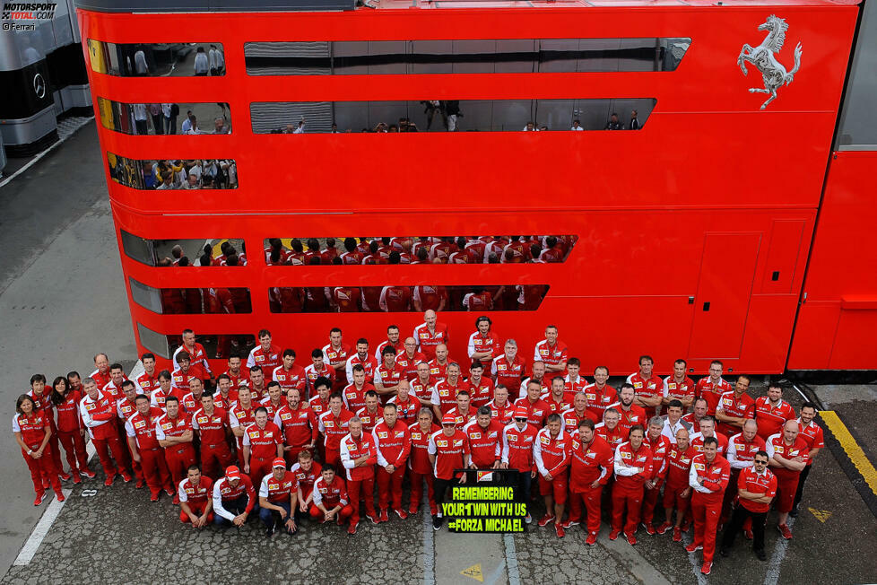 Vor 18 Jahren hat Michael Schumacher in einem denkwürdigen Regenrennen in Barcelona seinen ersten Sieg für Ferrari gefeiert. Die Scuderia gedenkt diesem historischen Sieg und schickt dem siebenmaligen Weltmeister dankbare Grüße ins Krankenhaus nach Greboble.