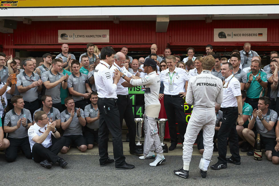 Bei Mercedes feiert man indes lieber aktuelle Sternstunden: Toto Wolff, Konzernchef Dieter Zetsche, Lewis Hamilton, Nico Rosberg und Paddy Lowe nehmen Aufstellung für das traditionelle Siegerfoto im Paddock.