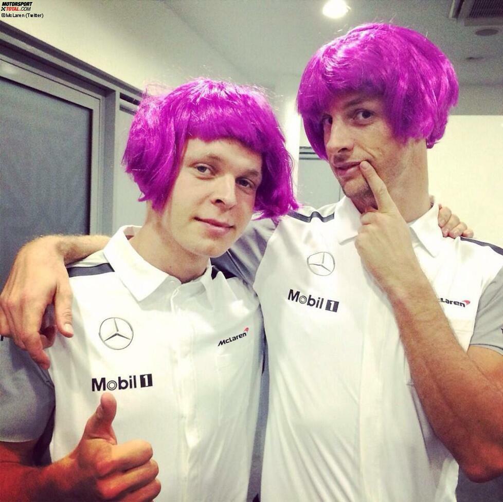 Nein, diese beiden Herren sind nicht die neueste Pop-Kreation des Conchita-Wurst-Erfinders, sondern die McLaren-Piloten Kevin Magnussen und Jenson Button. Das sympathische Duo ist sich nicht zu schade, sich selbst für den guten Zweck zu 