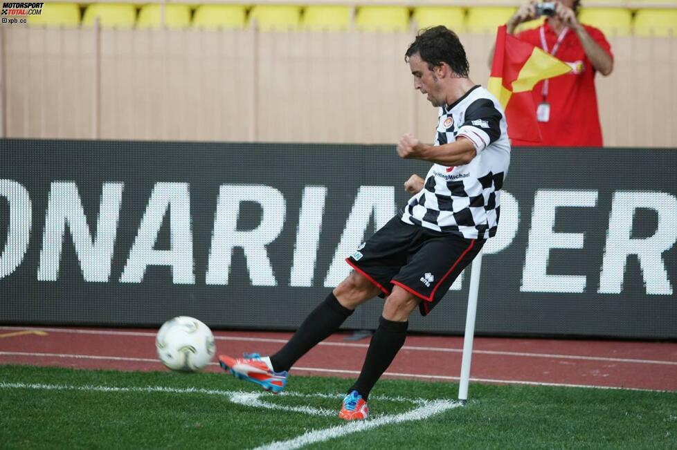 Im Stade Louis II läuft Alonso übrigens auch selbst auf, wie so oft mit der Rennfahrerauswahl Nazionale Piloti. Allerdings bleibt er diesmal ohne Torerfolg. Die Ehrentreffer bei der 2:3-Niederlage gegen das Promi-Team von Fürst Albert gelingen Daniil Kwjat und Maro Engel.