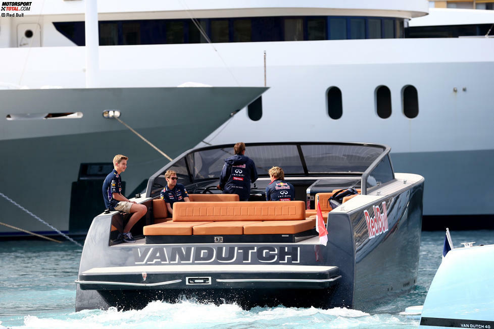 So kommt man als Weltmeister im Paddock an: Sebastian Vettel lässt sich mit einem luxuriöseren Boot, als es selbst Bernie Ecclestone besitzt, zur Arbeit bringen, ...