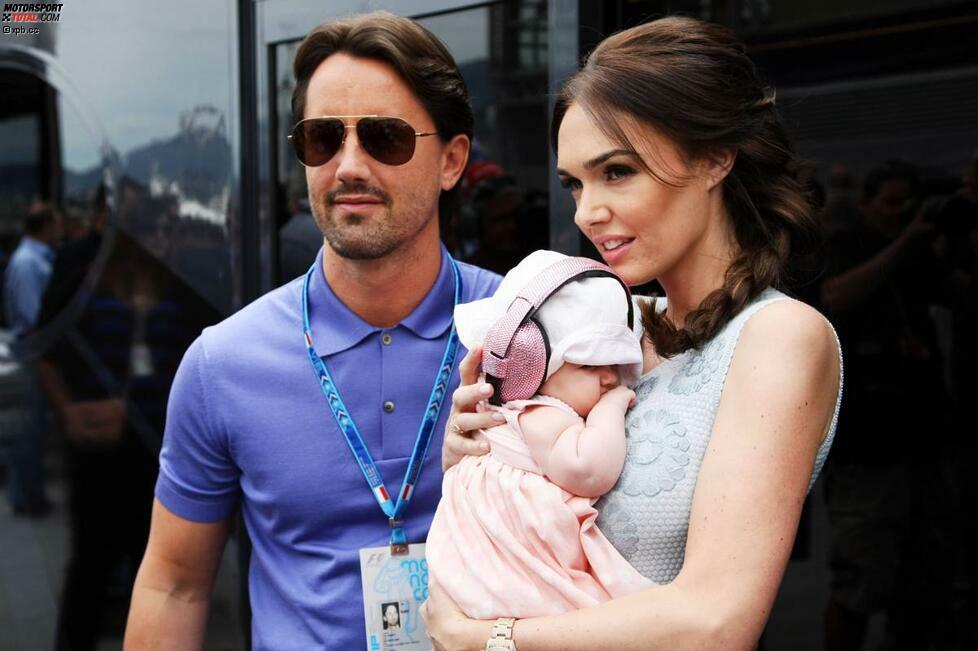 Bernie-Tochter Tamara Ecclestone mit ihrem Ehemann Jay Rutland und Töchterchen Sophia. Den Gehörschutz (der offenbar mit Diamanten besetzt ist) hätte sich Tamara aber gut und gerne sparen können, denn im Turbo-Zeitalter ist die Formel 1 die leiseste der vielen Rennserien im Monaco-Programm.