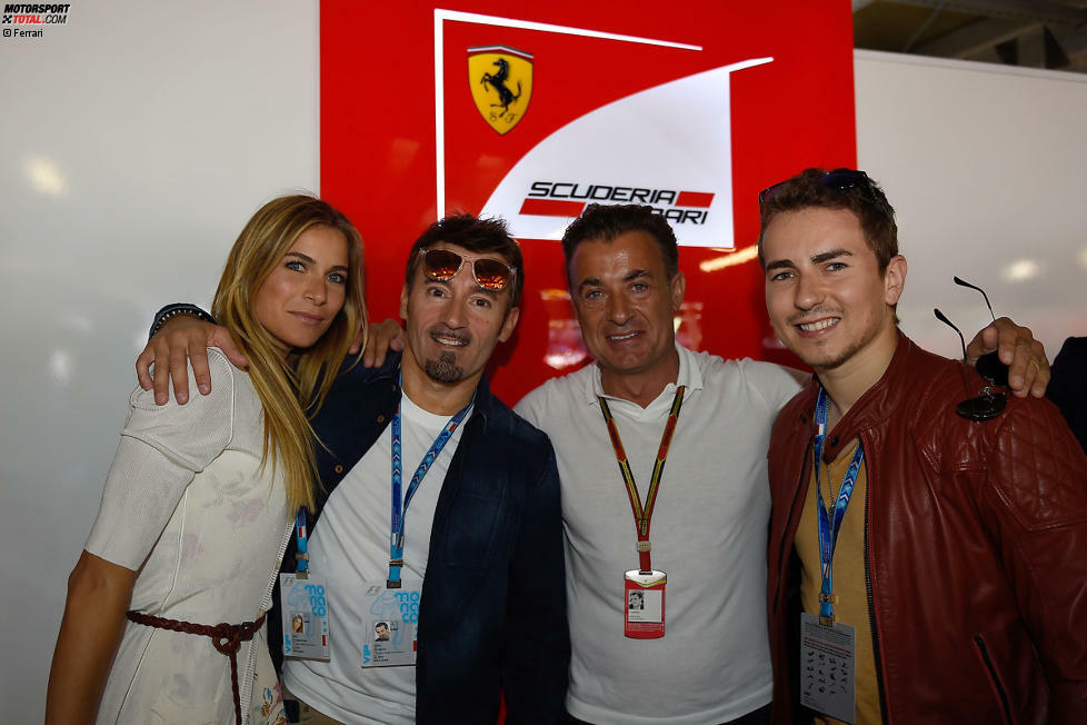 Hoher Motorsport-Besuch bei Ferrari: Die frühere Miss Italien Eleonora Pedron mit ihrem Lebensgefährten Max Biaggi, Jean Alesi und Jorge Lorenzo. Letzterer hat in der MotoGP-WM geschafft, woran Biaggi kläglich gescheitert ist: Valentino Rossi zu besiegen.