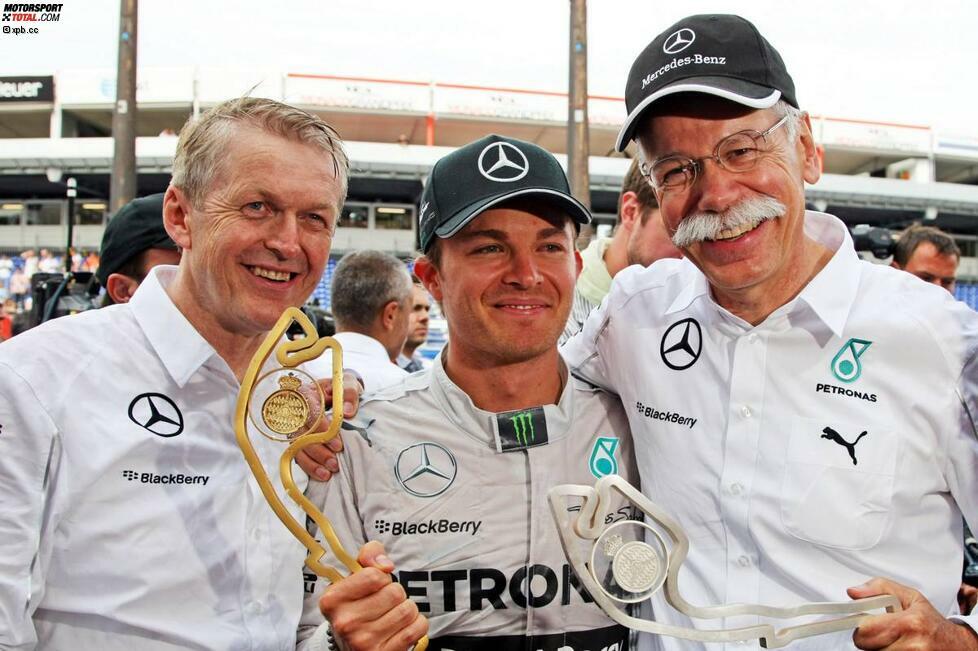 In Barcelona hat Daimler-Konzernchef Dieter Zetsche noch Lewis Hamilton umarmt und Nico Rosberg links liegen gelassen, aber nach dem Sieg beim Klassiker in Monaco ist das vergeben und vergessen. Neben Zetsche gratuliert diesmal auch noch Vorstand Thomas Weber, für den der fünfte Doppelerfolg im sechsten Saisonrennen ein vorgezogenes Geburtstagsgeschenk ist.
