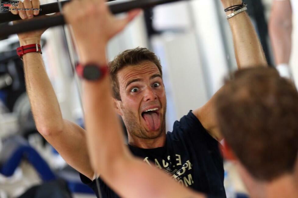 Giedo van der Garde (Sauber) scheint sich trotzdem erschreckt zu haben. Was wohl so schlimm war? Die Übungen im Fitness-Studio, die Form von Sauber auf der Strecke oder der Blick in den Spiegel? Man weiß es nicht... - aber achtet mal auf die Pose und blättert dann ganz schnell weiter zum nächsten Bild!