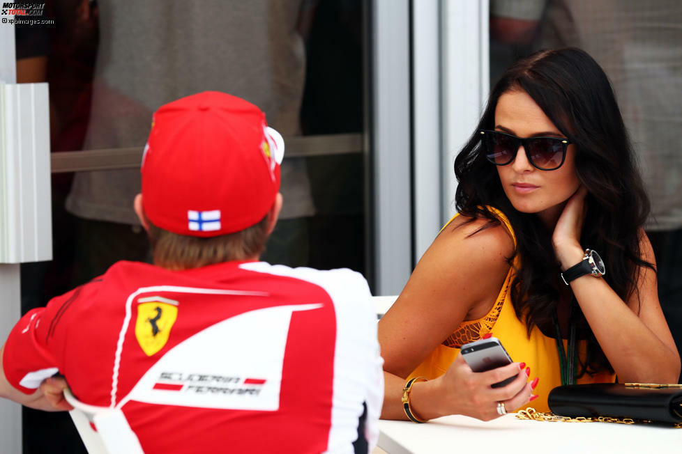 Nämlich auf Minttu Virtanen, seine Freundin. Die war am Wochenende zu Gast bei Ferrari. Und selbstverständlich hat sich Kimi Räikkönen dann auch die Zeit genommen, um sich mit seiner Herzdame zu unterhalten. Ob er dabei auch so gesprächig war wie in den meisten seiner Interviews?