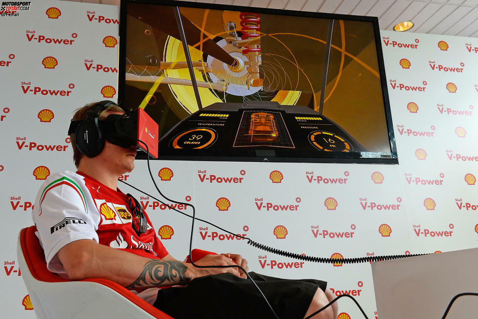 Auch wenn die Akteure mal kein Auge für Stadt, Land und Leute haben. Kimi Räikkönen (Ferrari) wirkt bei diesem Sponsorentermin für Lieferant Shell auch nur bedingt begeistert. Er hat sich auf eine virtuelle Technikreise begeben. Dabei würde er seinen Blick lieber auf andere Dinge richten...