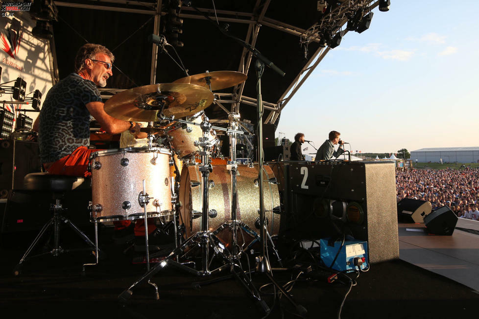 Er ist wieder einmal das Highlight: Nicht etwa die Hardrocker von Metallica sind die musikalischen Stars der Grand-Prix-Party am Sonntagabend, sondern Eddie Jordan an den Drums.