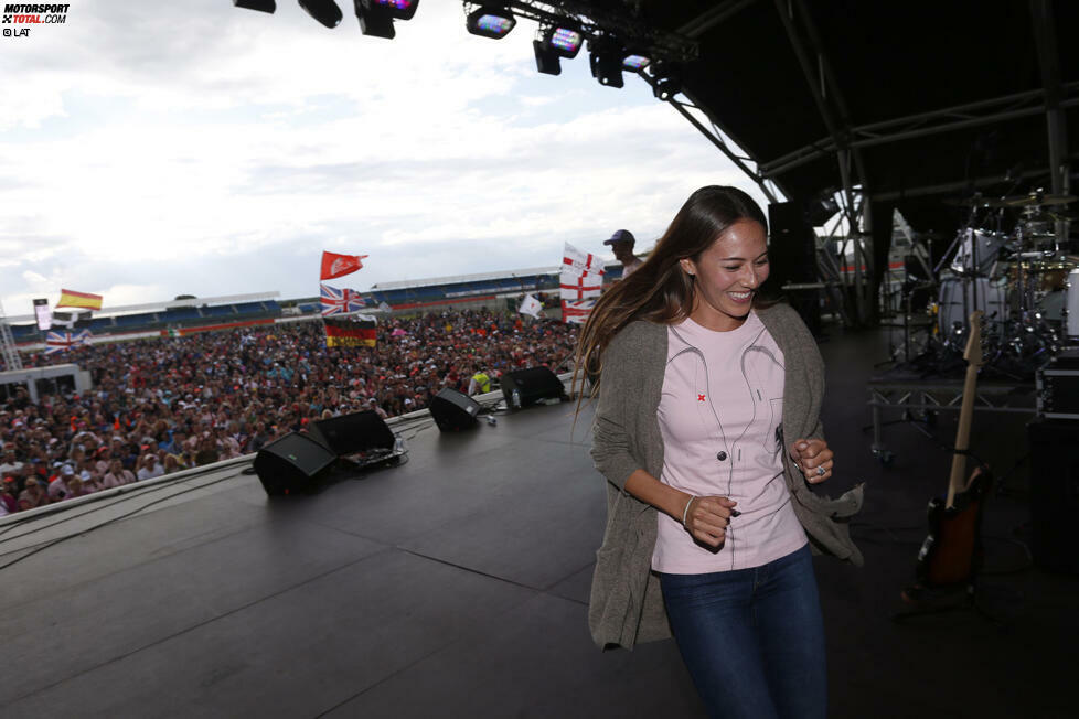 Doch bevor gerockt wird, sind erstmal die britischen Fahrer dran, die sich von tausenden Fans feiern lassen. Jenson Buttons Freundin Jessica Michibata, brav im #pinkforpapa-Look, scheint das ein bisschen zu viel des Rampenlichts zu sein.