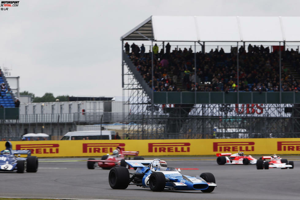 Jackie Stewart, David Coulthard & Co. rollen noch einmal mit ihren alten Autos von früher aus, um die Stimmung auf den Rängen zusätzlich anzuheizen. Was schon in Österreich mit Niki Lauda & Co. bestens funktioniert hat, ist auch im 