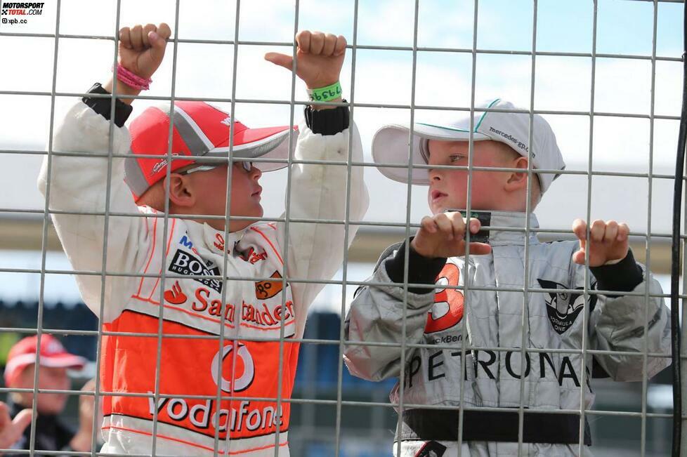 Formel 1 in Silverstone, wie sie leibt und lebt: Diese beiden jungen Fans wollen besonders nah ran - und wer weiß, vielleicht tragen sie ihre Overalls ja auch mal ein paar Nummern größer, dann auf der anderen Seite des Zauns?