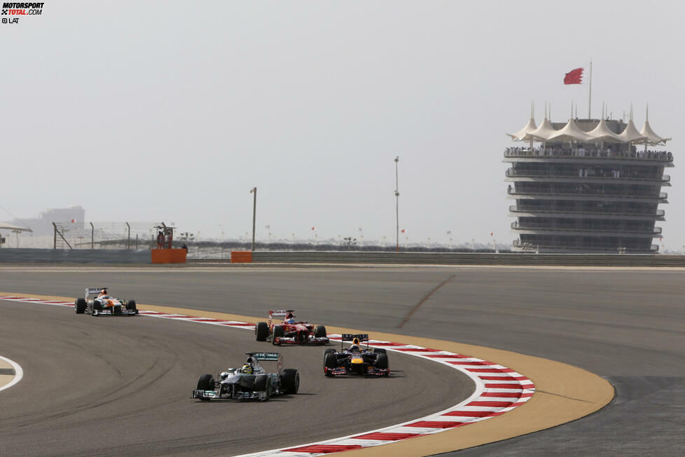 Nein, Sie haben den China-Grand-Prix nicht verschlafen! Anders als im vergangenen Jahr findet der Große Preis von Bahrain 2014 direkt nach dem Rennen in Malaysia statt. 2013 haben die Fahrer also schon drei Rennen auf dem Buckel, als sie an die Strecke des arabischen Königreiches reisen. Im Gepäck befinden sich zu dieser Zeit schon der Skandal von Malaysia, ein die WM anführender Sebastian Vettel und die Unzufriedenheit über die Reifen. Dementsprechend heiß geht es bei dem Wüstenrennen zu.