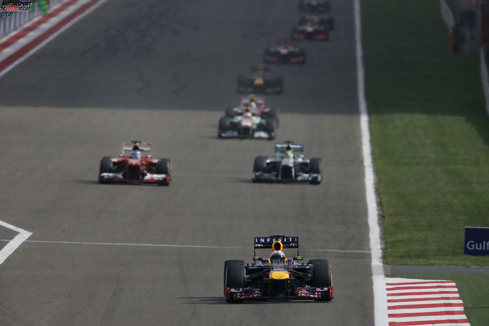 Nachdem diese Verhältnisse geklärt sind, geht es, wie befürchtet, Rosberg an den Kragen. Erst zieht Vettel vorbei, der danach ein unangefochtenes Rennen bis zum Schluss nach Hause fährt, dann folgt auch schon Alonso...