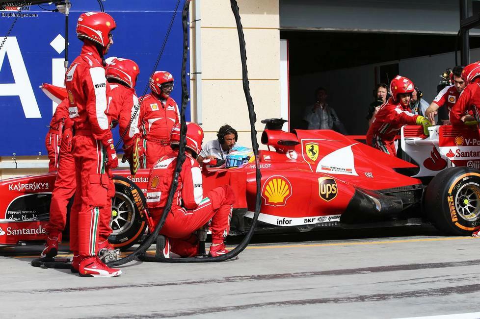 Alonso muss an die Box, wo seine Mechaniker fieberhaft versuchen, den ausgeklappten Flügel wieder nach unten zu bewegen. Doch es hilft nichts. Innerhalb der ersten zehn Runden muss er ein weiteres Mal in die Gasse abbiegen, fällt zwischenzeitlichen sogar auf Platz 18 zurück. Am Ende kann er sich lediglich auf den achten Platz vorkämpfen.