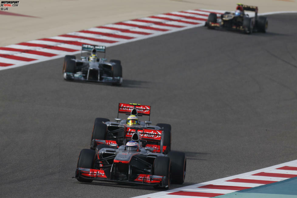 Etwas weiter hinten fechten derweil zwei Teamkollegen ein Duell unter sich aus. Nachdem dem McLaren-Neuling Sergio Perez von der eigenen Teamführung vorgeworfen wurde, er wäre in den ersten drei Rennen zu zaghaft ans Werk gegangen, lässt sich der Mexikaner nicht zweimal bitten und bläst zum Angriff.
