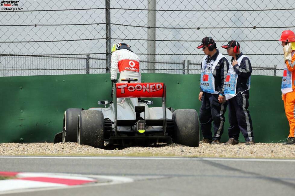 Sergio Perez handelt sich den Ärger von McLaren-Teamchef Martin Whitmarsh ein, als er ausgerechnet den neuen Frontflügel, der beim dringend nötigen sportlichen Aufschwung helfen soll, verschrottet - und sich im zweiten Training gleich noch einmal ins Kiesbett dreht.