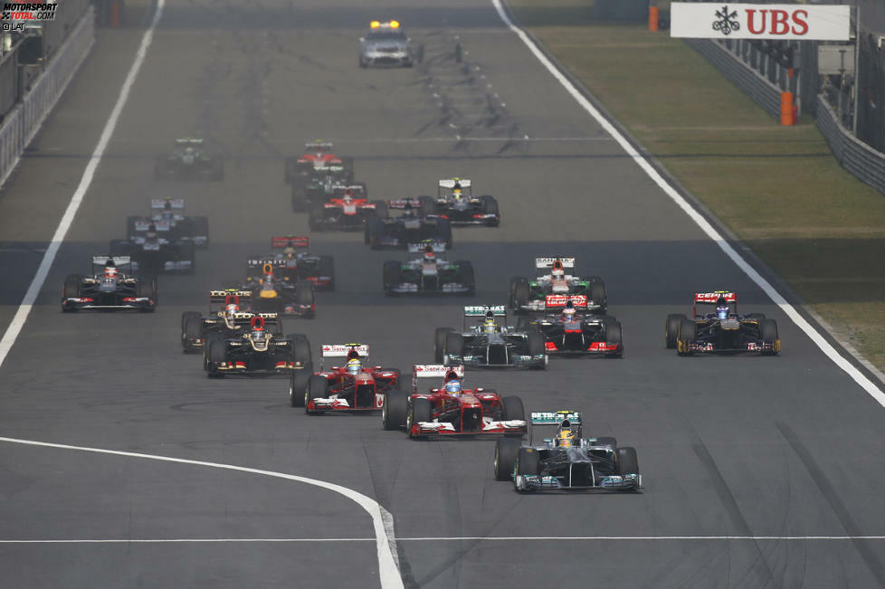 Start zum Grand Prix von China 2013: Polesetter Hamilton kommt gut weg, beide Ferraris ziehen an Räikkönen vorbei und nehmen die Verfolgung auf.