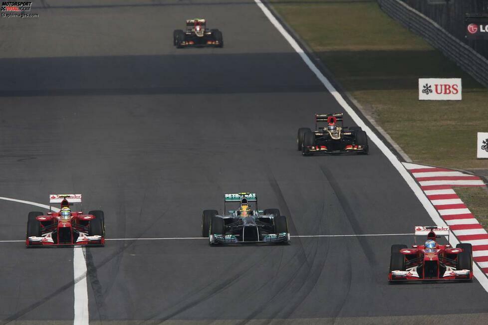 ... beim Anbremsen der ersten Kurve dann auch noch Felipe Massa, in einem Aufwasch. Von da an ist klar: Für Mercedes geht es diesmal bestenfalls um den zweiten Platz, weil Hamilton Reifen schonen und Benzin sparen muss.