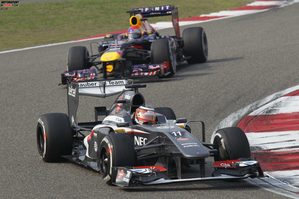 Weltmeister Sebastian Vettel (Red Bull) setzt vom neunten Startplatz aus zunächst auf die härteren Reifen, hat aber nicht genug Speed und fällt hinter Landsmann Nico Hülkenberg im Sauber zurück. Dort verliert er wertvolle Sekunden, die am Ende auf das Podium fehlen.