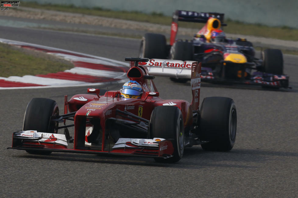 Ansonsten ist Rad-an-Rad-Racing in Schanghai 2013 Mangelware. Als Vettel in Runde zwölf meldet, er kann um eine halbe Sekunde pro Runde schneller fahren, bremst ihn sein Team: 