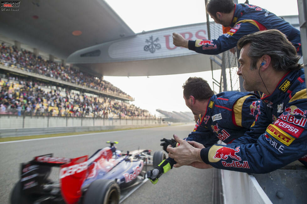 Trotzdem sorgt ein Australier aus dem Hause Red Bull für Freude: Toro-Rosso-Junior Daniel Ricciardo fährt mit starker Leistung auf den siebten Platz.