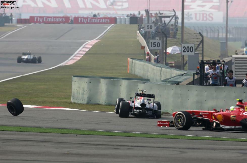 Mark Webber erlebt indes einen vorläufigen Tiefpunkt: Nach Start aus der Boxengasse kann er mit den härteren Reifen zunächst einige Konkurrenten überholen, bis er ausgerechnet mit Toro-Rosso-Fahrer Jean-Eric Vergne kollidiert. Nach dem fälligen Boxenstopp löst sich dann auch noch ein Hinterrad - das beinahe den gerade in dem Moment vorbeifahrenden Vettel trifft!