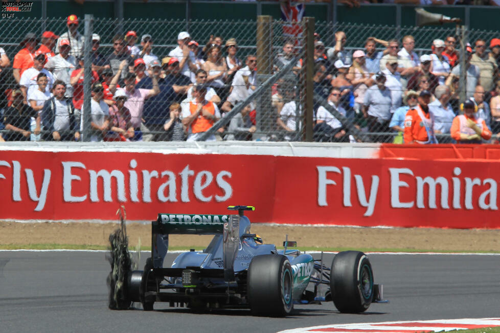 Schließlich ist das Reifendrama von Silverstone, wo während des Rennens gleich vier Fahrern das Hinterrad wegplatzte, gerade einmal eine Woche her. Pirelli hat jedoch  auf den Kritiksturm nach dem Grand Prix von Großbritannien reagiert. Am Nürburgring gibt es schon eine Reifenkonstruktion mit dem alten Kevlar- statt des Stahlgürtels. Außerdem wurde den Teams untersagt, den linken und rechten Hinterreifen beliebig zu vertauschen und am Reifendruck herumzuspielen.