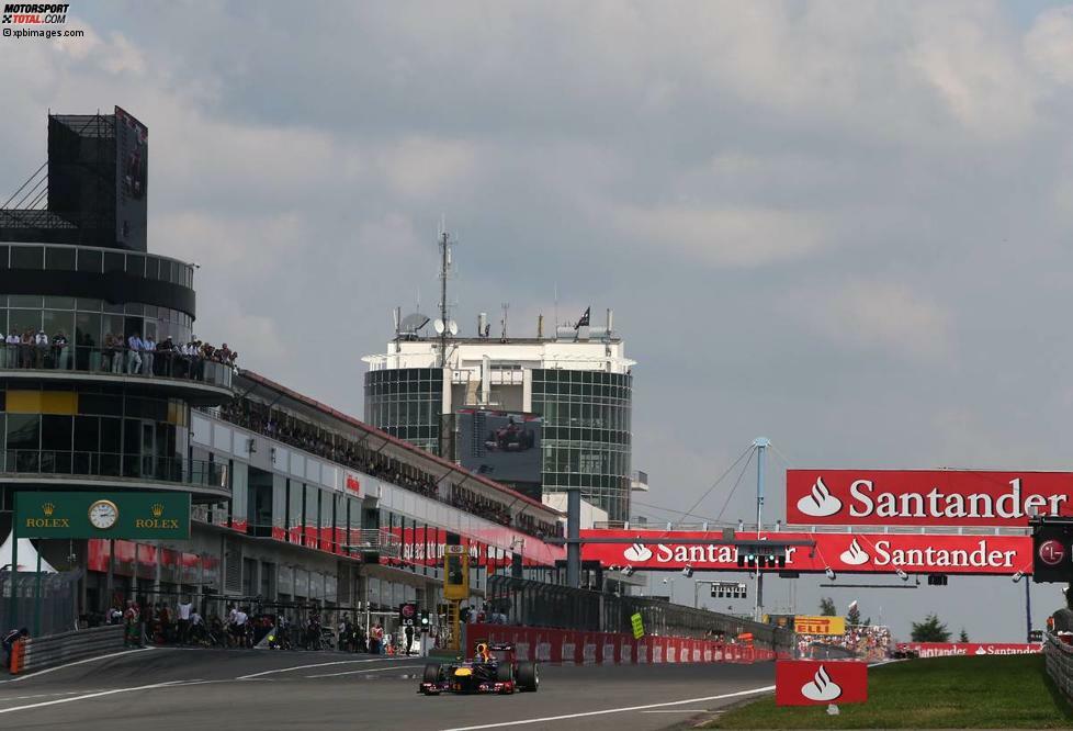 Das Wochenende beginnt sonnig und steht im Zeichen der deutschen Topfahrer. Nico Rosberg hat zuvor in Silverstone gewonnen und würde das gerne noch einmal am Nürburgring tun. Der WM-Führende Sebastian Vettel will hingegen unbedingt siegen, weil ihm das bis dahin in Deutschland noch nie gelungen ist. Das erste Freie Training entscheidet aber Lewis Hamilton für sich, Vettel dominiert die Trainingseinheiten zwei und drei.